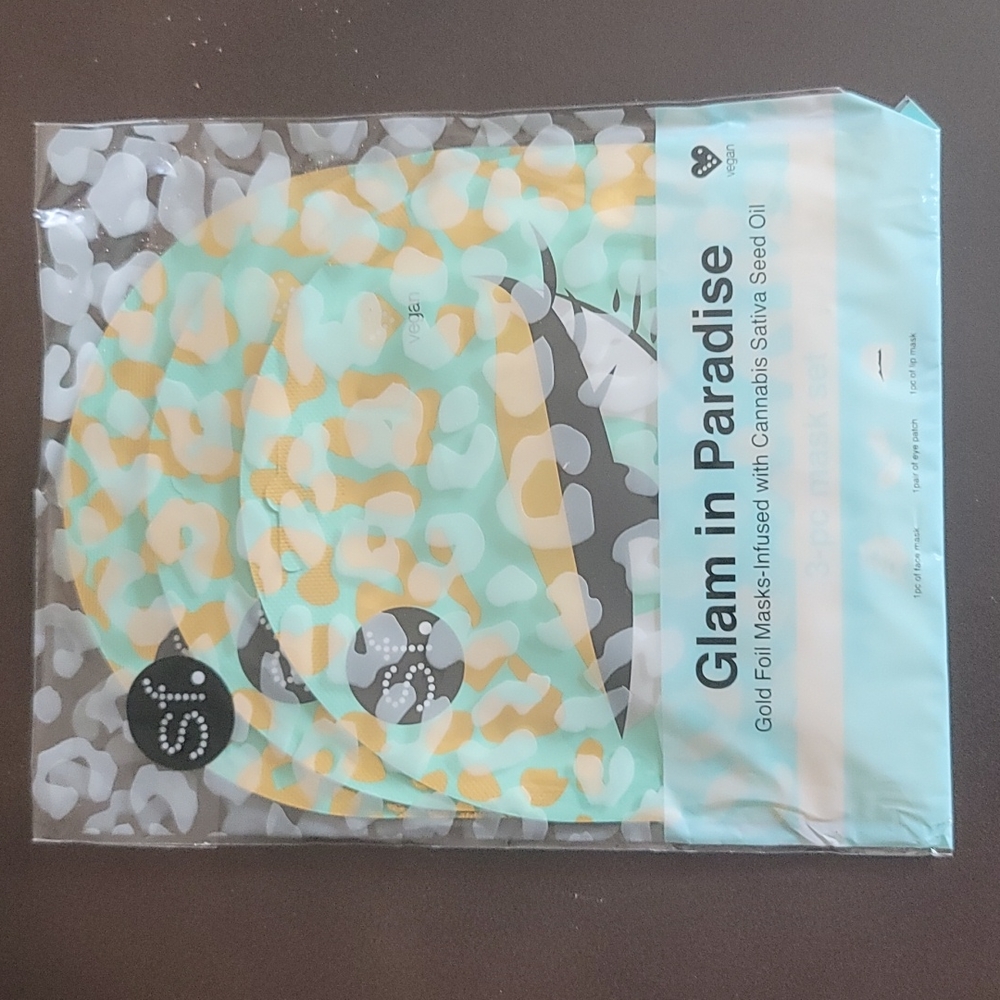 Face, eye and lip mask gold foil.